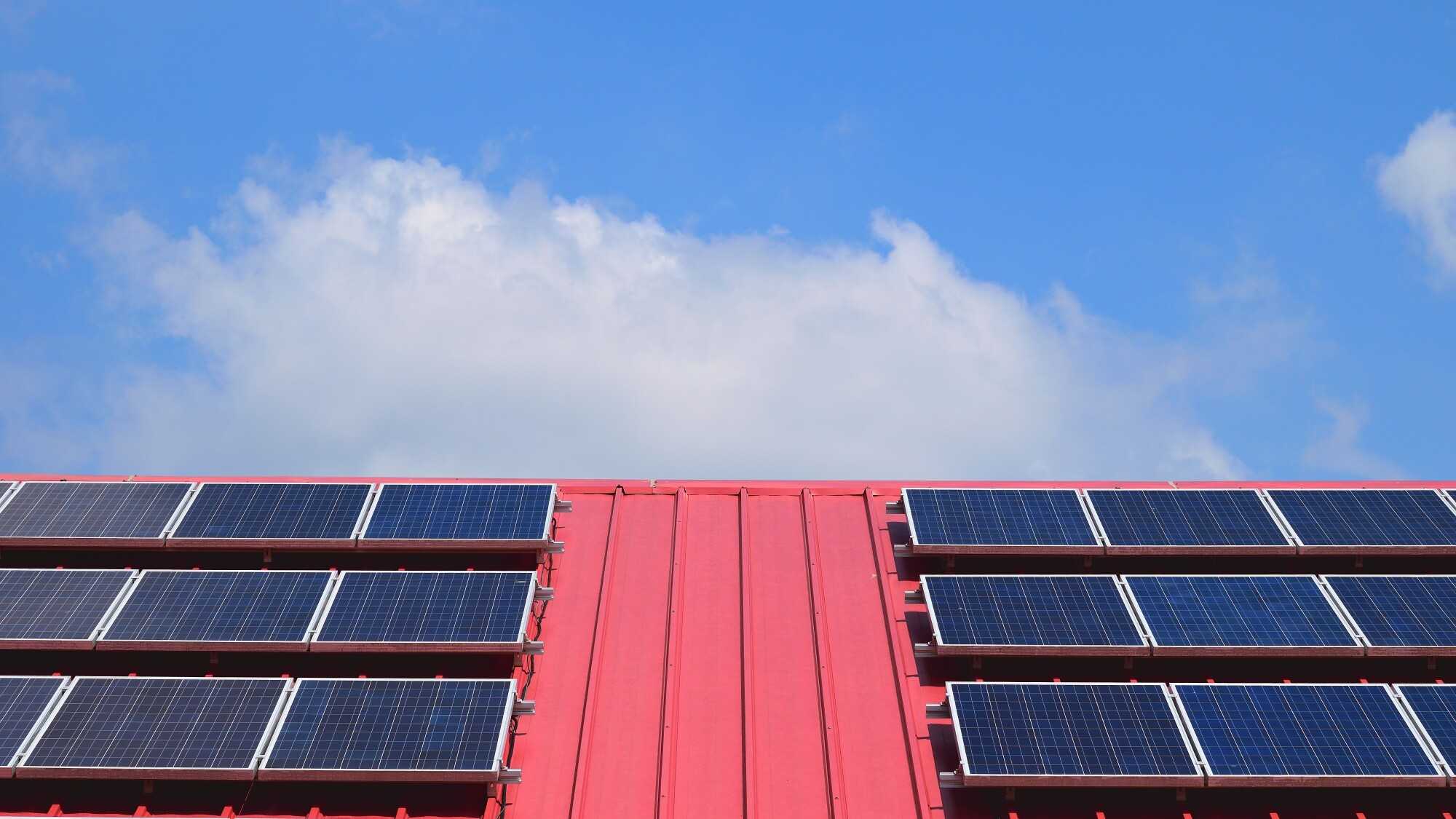 5 Reasons to Consider Solar Panel Roofing on Your Commercial Building